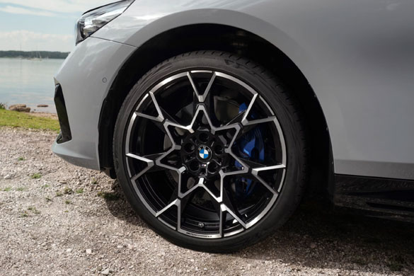 21-calowa obręcz koła ze stopów lekkich M Performance Cross Spoke 943 M w kolorze Frozen Midnight Grey.